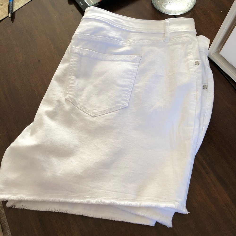 EVRI White Shorts Size 24W - Picture 6 of 6